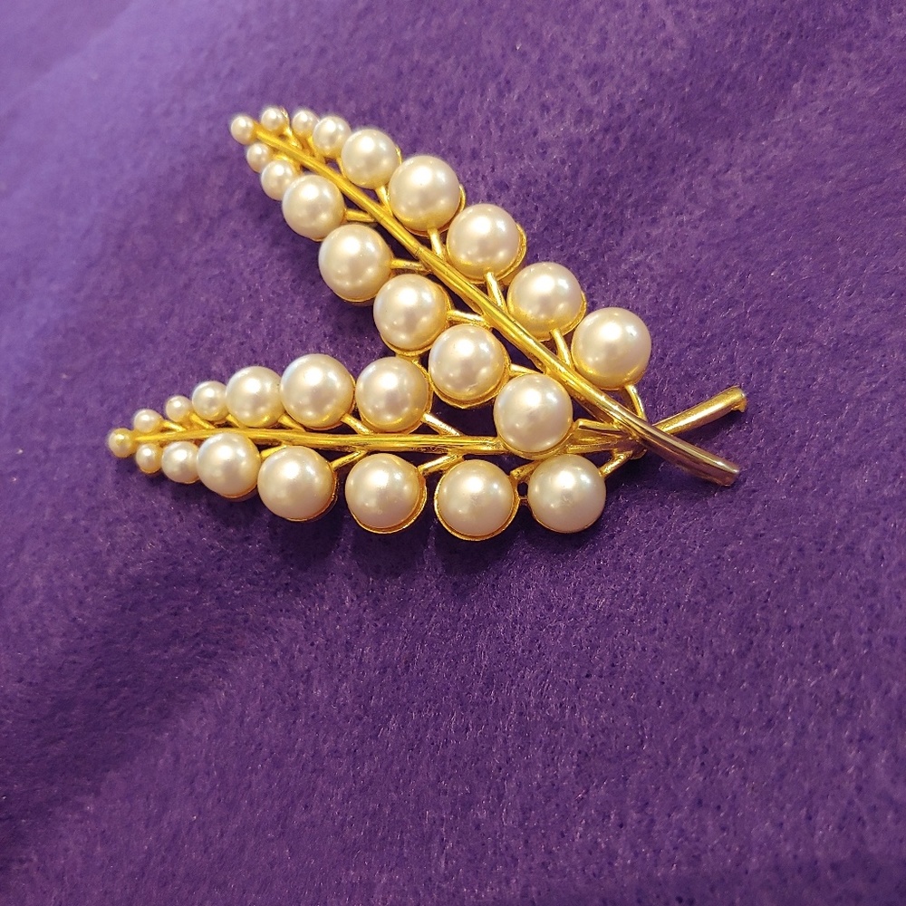 Vintage costume pearl leaf brooch - Picture 5 of 7
